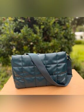 Summer Rose Teal Lightweight Quilted Crossbody Adjustable Strap Gold Tone Accent